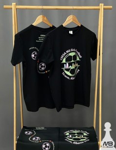 T-shirt i zi me logo te stampuar.