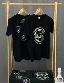 T-shirt i zi me logo te stampuar.
