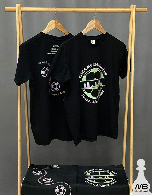 T-shirt i zi me logo te stampuar.
